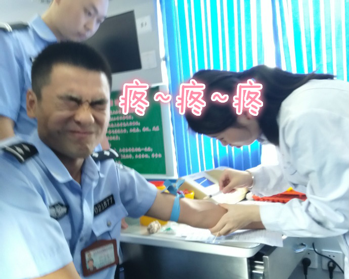 疼skr人！警察在移動(dòng)獻(xiàn)血車上的表情包亮了