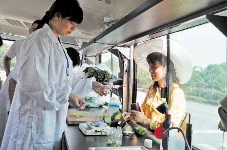 挑選食品安全檢測車廠家，需要注意這3點(diǎn)